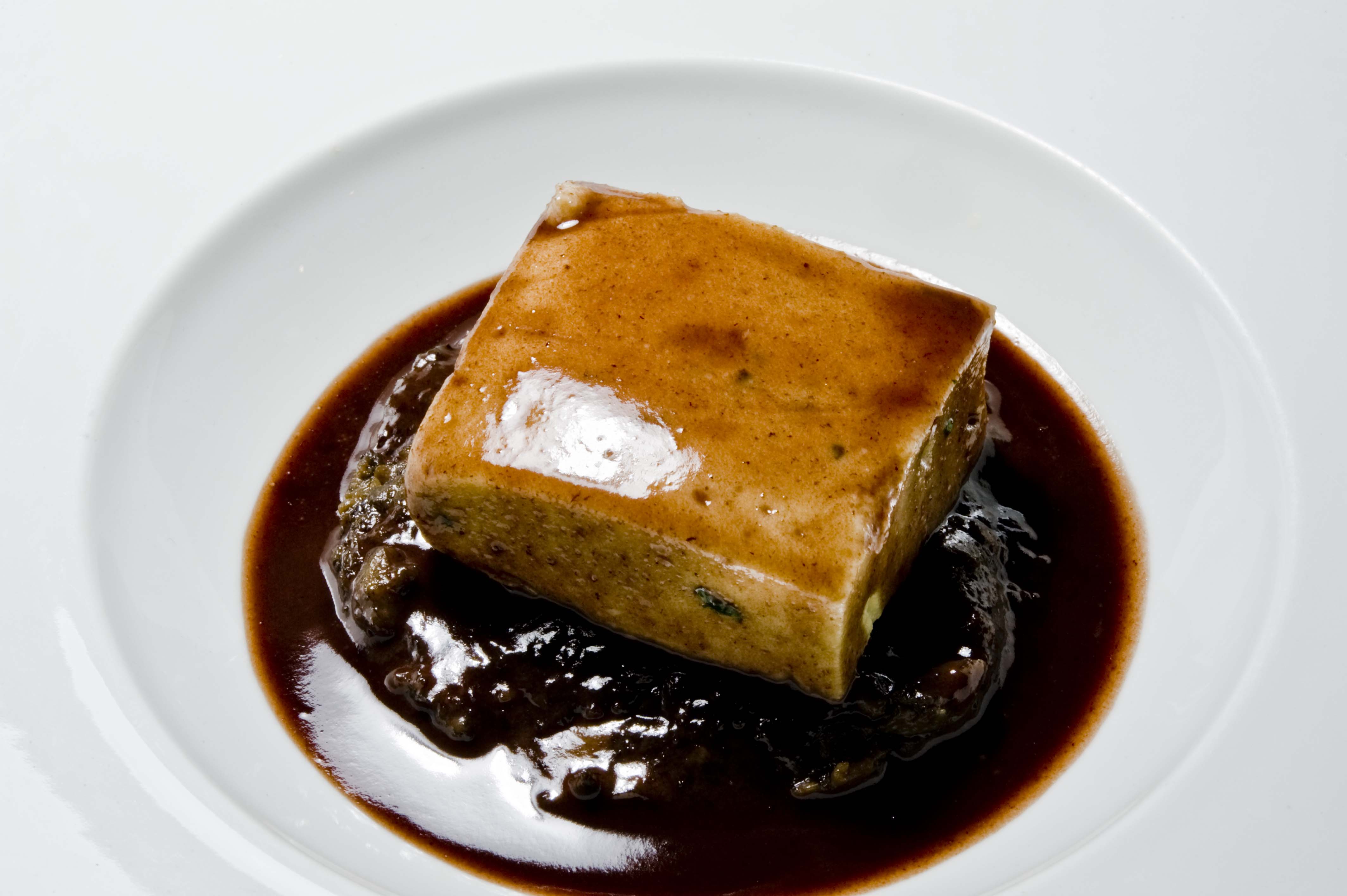 Omble chevalier à la Chambord, duxelles de champignons sauce vin rouge